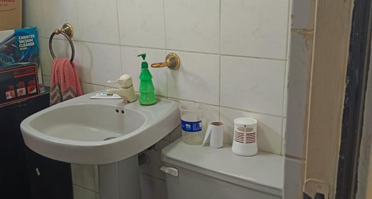 baño lado de sala de estar