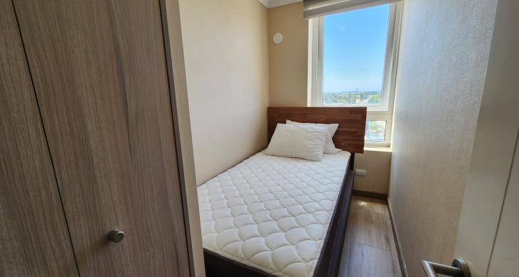 cómoda habitación con cama de una plaza y media