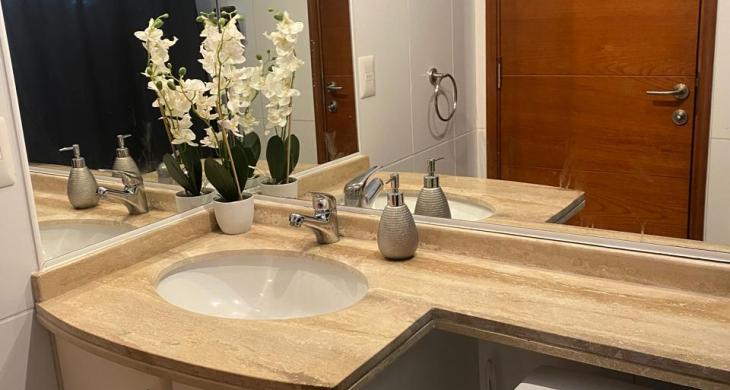 Baños con cubierta de marmol y tina de baño