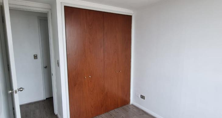Dormitorio pequeño con vista al closet