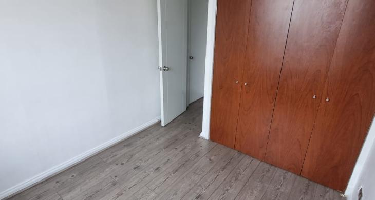 Otra vista de dormitorio pequeño y puerta del closet