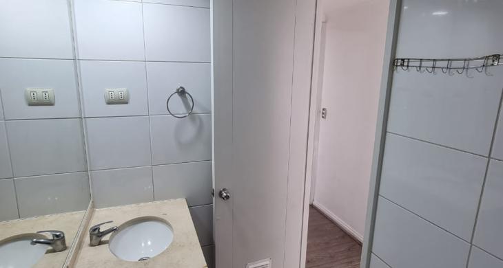 Baño vista vanitorio y acceso