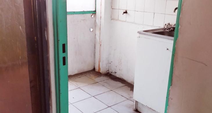 COCINA CON LOGIA QUE REQUIERE REMODELACION