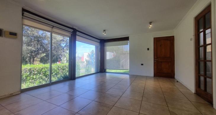 Living comedor con amplios ventanales, muy luminoso.