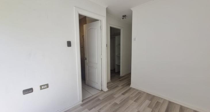 Dormitorio ppl con baño en suite y walking clóset