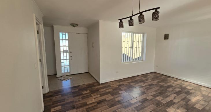 otra vista del living hacia la entrada principal