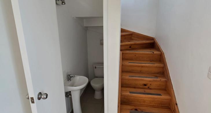 baño de visitas y acceso al segundo piso