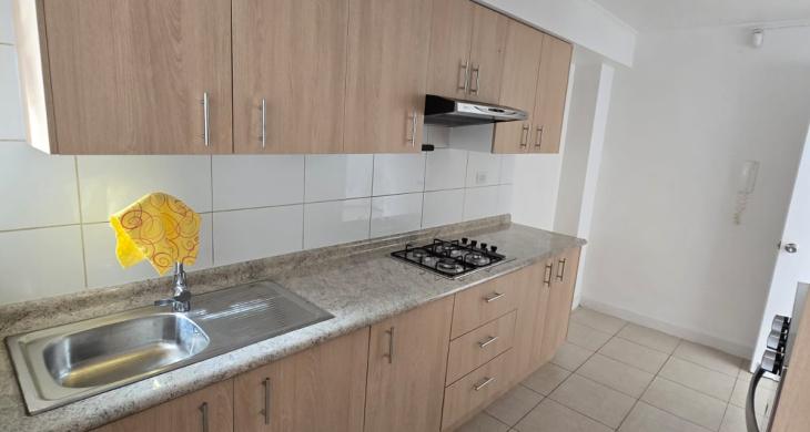 amplia cocina, con muebles nuevos y equipada