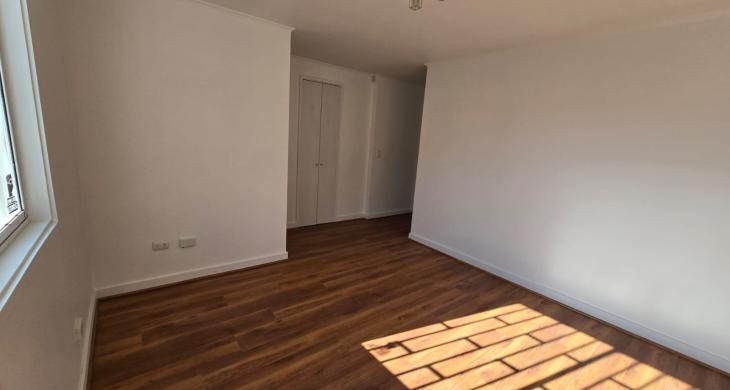 otra vista del dormitorio principal