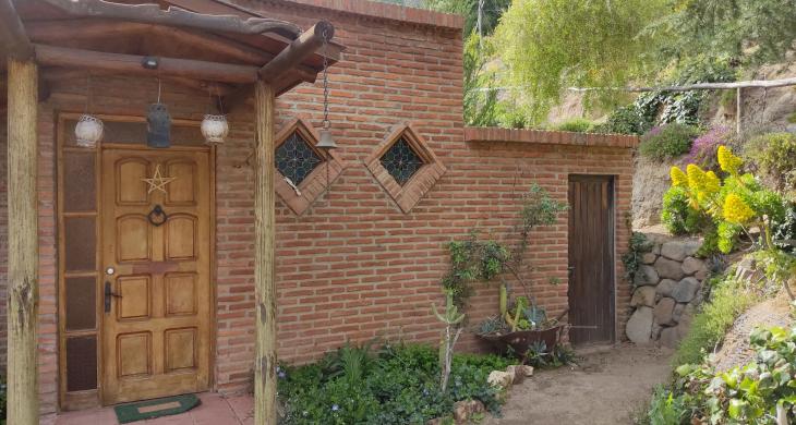Fachada de acogedora casa de tres dormitorios y dos baños, amplio living y terraza