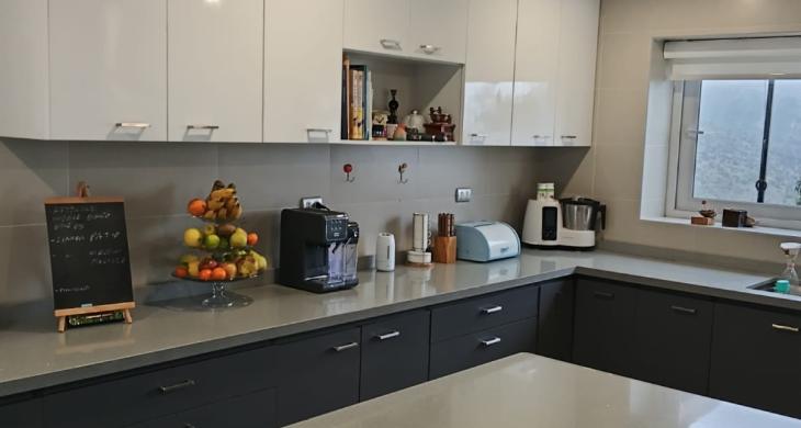 Amplia cocina con isla