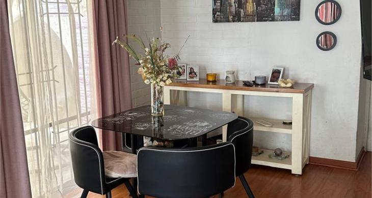 Comedor destacando luz natural