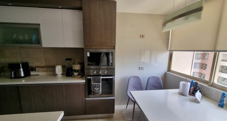 Comedor diario con luz natural.