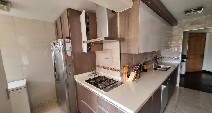 Logia incorporada en cocina.