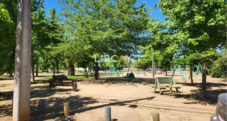 frente a la casa hay un parque para disfrutar en familia