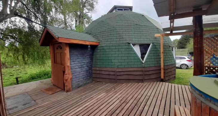 Hermosa parcela a 10 minutos de Osorno, con Luz y Agua, estero, porton electrico, totalmente independiente, no es loteo, esta rodeada de campo, a orilla de camino principal, a 2 minutos de ruta 5 sur, con agua todo el año, arboleda, lomas, humedales, cuenta con rol propio, precio de venta totalmente conversable.