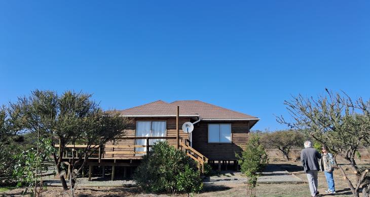 vista desde la entrada. Parcela plana con casa de tres dorm y dos baños, terraza, piscina, quincho, sauna.