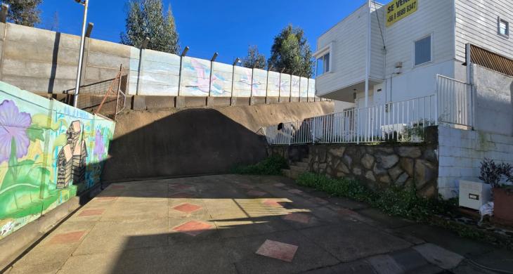 vista dos estacionamientos y fachada 