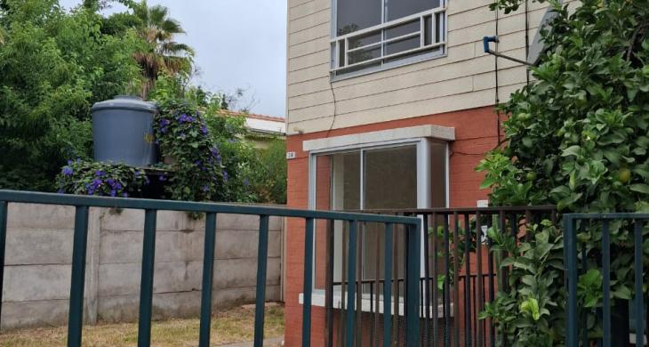 Fachada casa con pareo simple. Antejardín