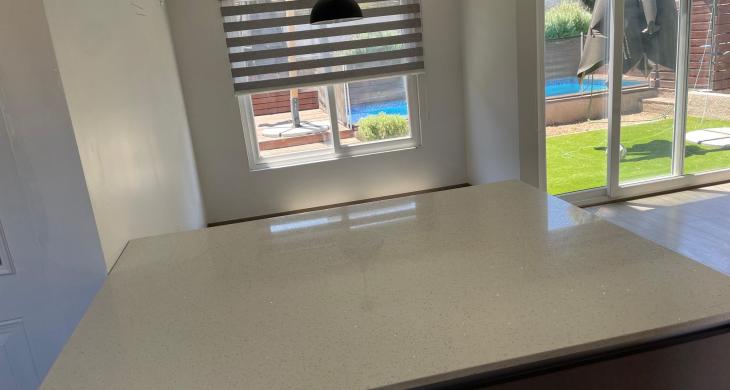 Cocina abierta con gran mesón central