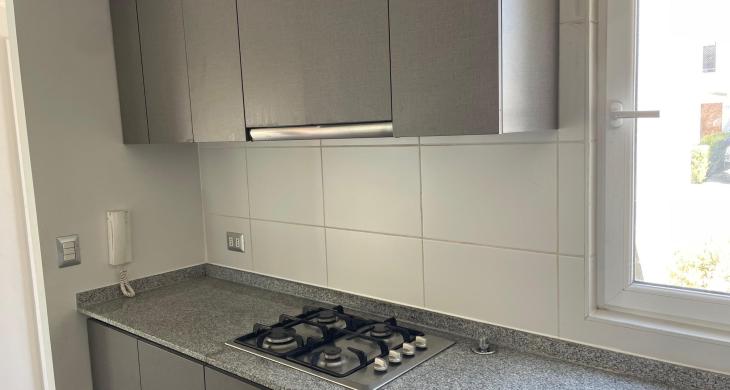 Cocina amoblada con encimera y campana