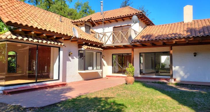 Fachada casa desde el jardín