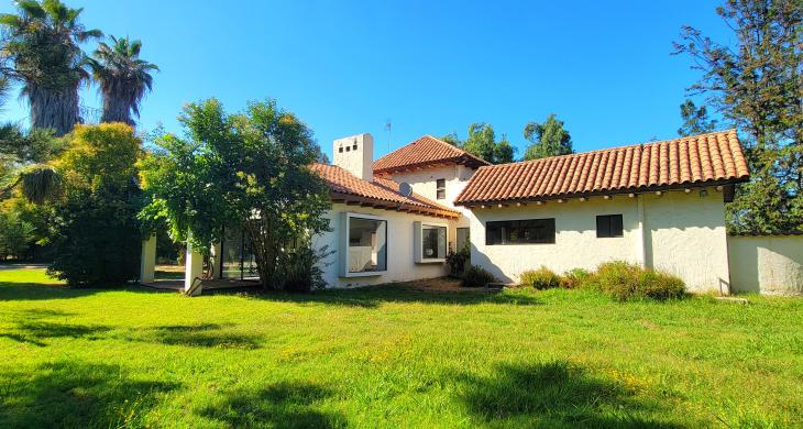 Fachada casa desde el jardín 