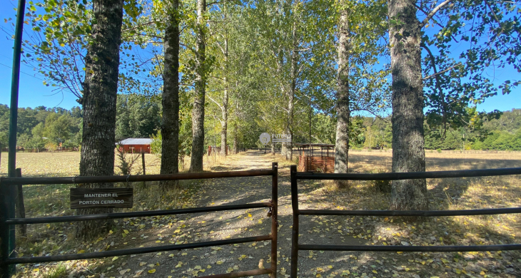 Entrada al loteo de parcelas